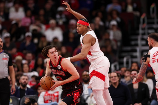 Toronto Raptors forward Scottie Barnes (4) guards Chicago Bulls guard Josh Giddey (3) during the first quarter at the United Center March 18, 2026 in Chicago. (Armando L. Sanchez/Chicago Tribune)