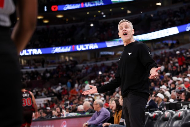 Chicago Bulls head coach Billy Donovan yells towards a referee before getting a technical foul during the third quarter against the Toronto Raptors at the United Center March 18, 2026 in Chicago. (Armando L. Sanchez/Chicago Tribune)
