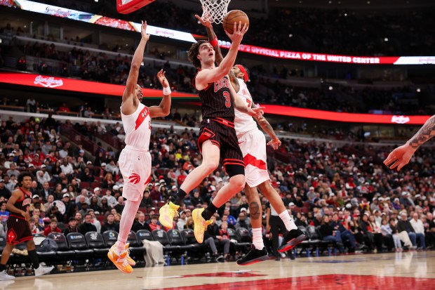 Chicago Bulls guard Josh Giddey (3) goes up for a basket during the third quarter against the Toronto Raptors at the United Center March 18, 2026 in Chicago. (Armando L. Sanchez/Chicago Tribune)