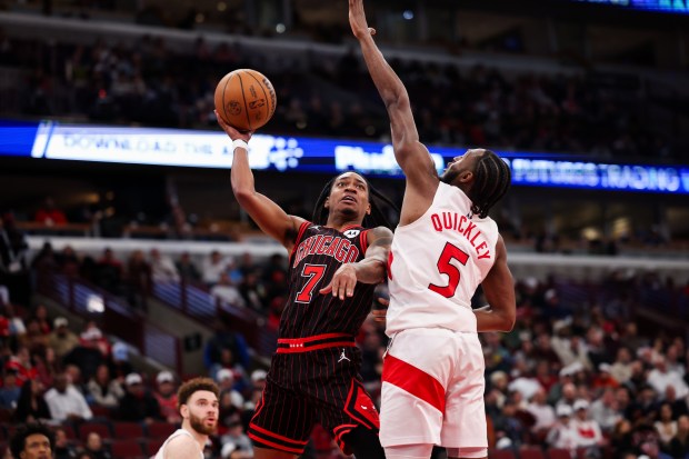 Toronto Raptors guard Immanuel Quickley (5) guards Chicago Bulls guard Rob Dillingham (7) during the fourth quarter at the United Center March 18, 2026 in Chicago. (Armando L. Sanchez/Chicago Tribune)
