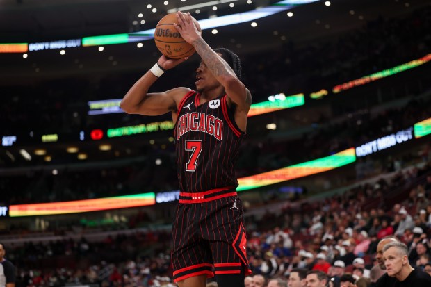 Chicago Bulls guard Rob Dillingham (7) shoots a three-point basket during the fourth quarter against the Toronto Raptors at the United Center March 18, 2026 in Chicago. (Armando L. Sanchez/Chicago Tribune)