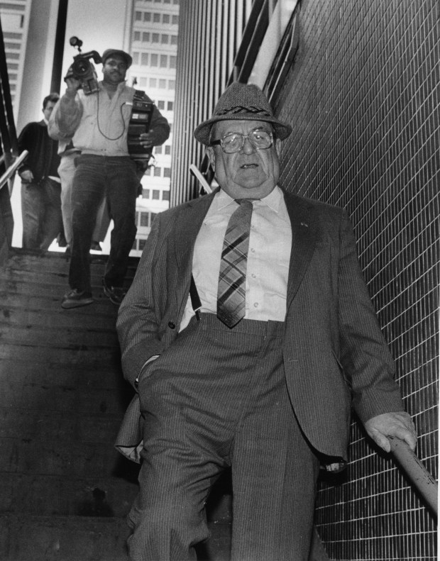 Former Chicago Ald. Chester Kuta enters the subway near the U.S. Dirksen Federal Building on March 19, 1987. He pleaded guilty to charges arising from extortion-related indictments. (Chuck Berman/Chicago Tribune) 