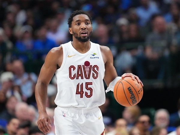 Evan Mobley scores 29 points and the Cavaliers rout the Mavericks 138-105