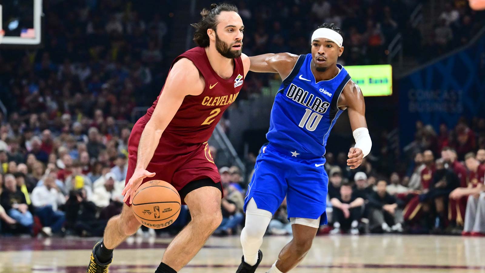 Cavs guard Max Strus (2) drives to the basket