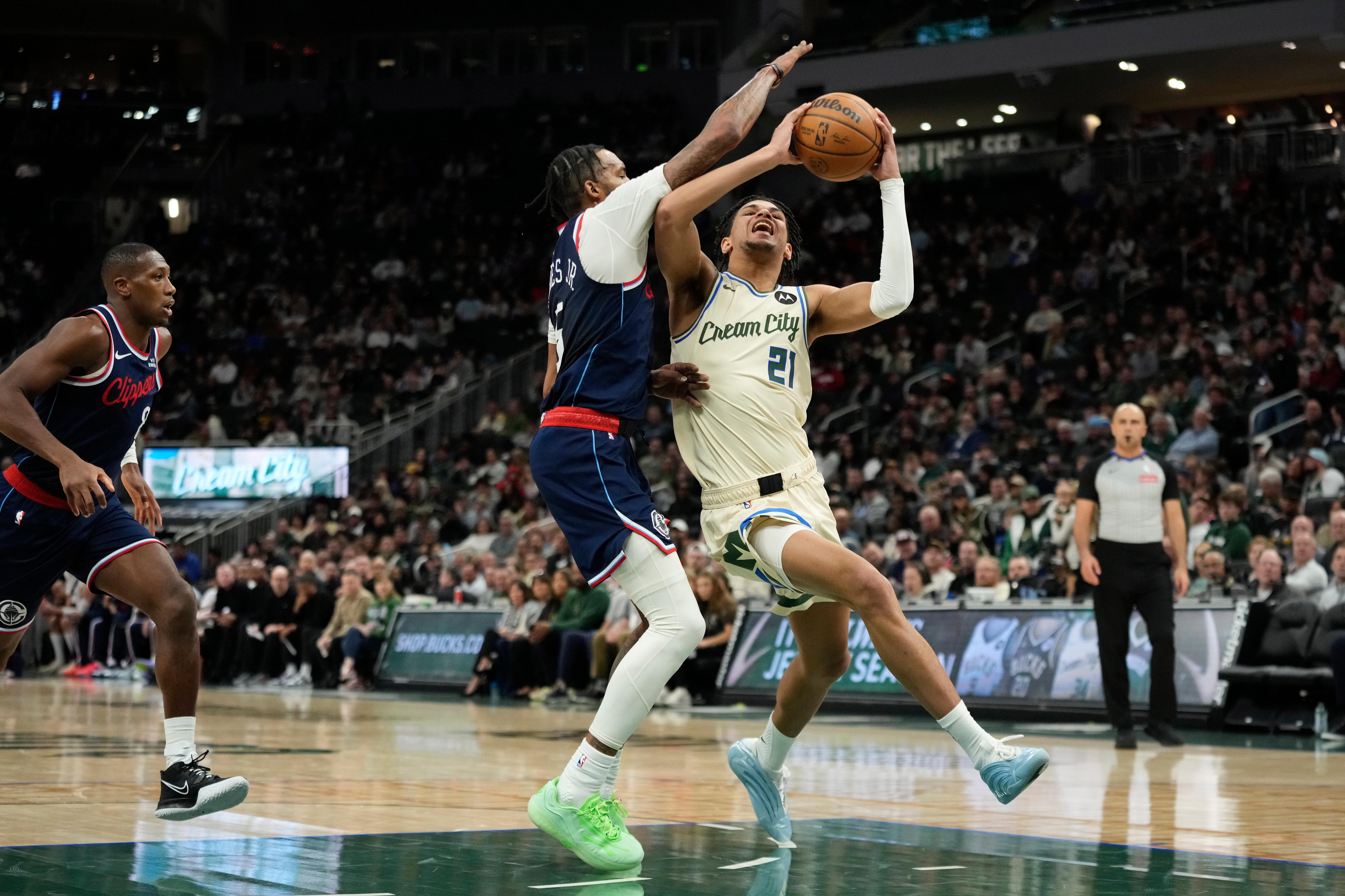 Bucks’ Ousmane Dieng (21) drives to the basket against LA...