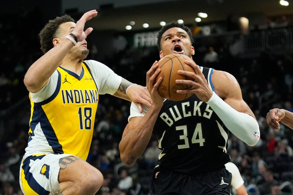 Milwaukee Bucks' Giannis Antetokounmpo (34) drives to the basket against Indiana Pacers' Jalen...
