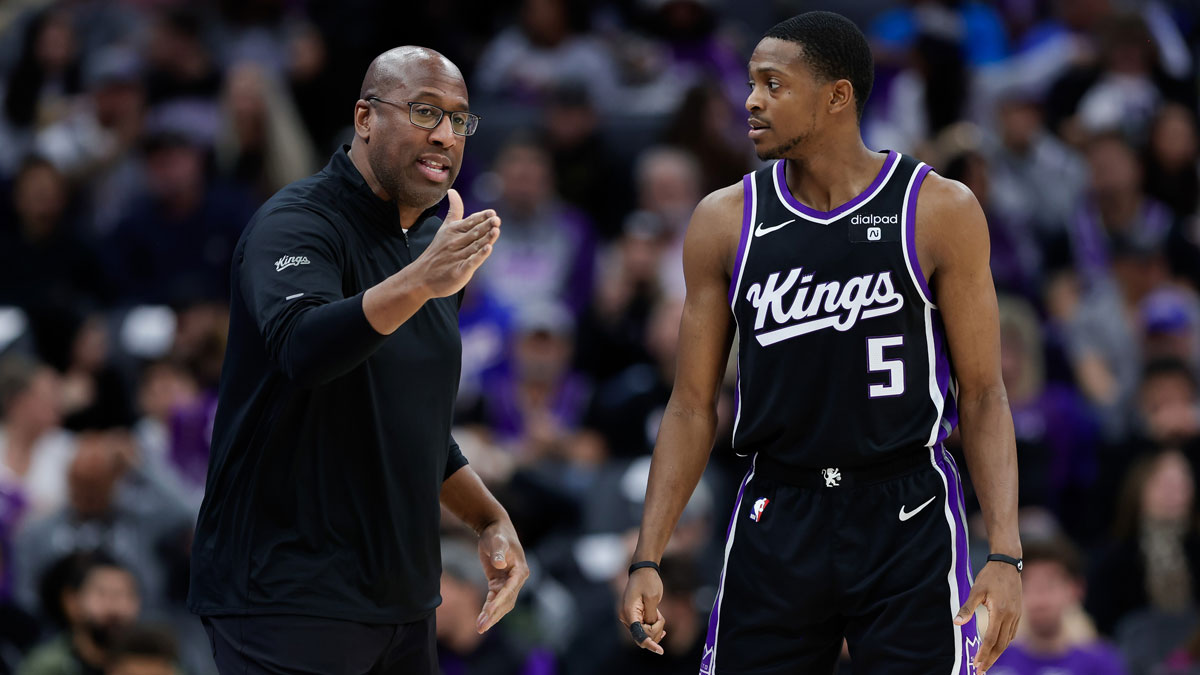 Sacramento Kings head coach Mike Brown talks with guard De'Aaron Fox (5) during the third quarter against the Orlando Magic at Golden 1 Center.