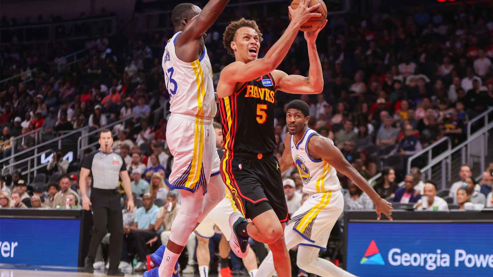 Atlanta Hawks guard Dyson Daniels (5) shoots past Golden State Warriors forward Draymond Green (23) in the first quarter at State Farm Arena.