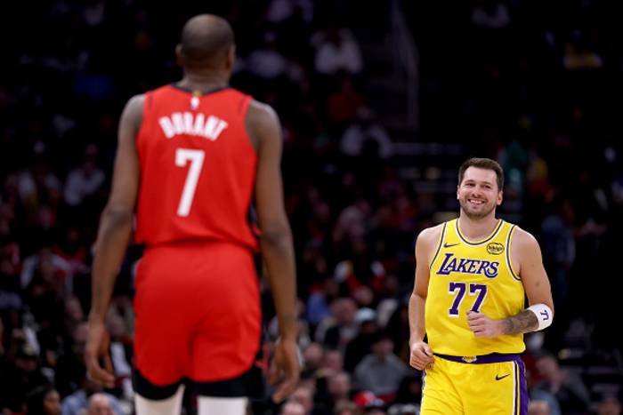 Rockets’ offense stalls late in 100–92 home loss to Lakers