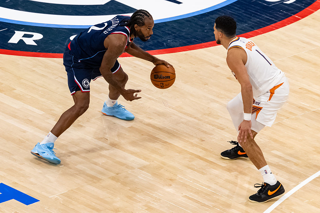 Phoenix Suns guard Devin Booker guards Los Angeles Clippers forward Kawhi Leonard