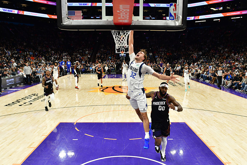 PHOENIX, AZ - FEBRUARY 10: Cooper Flagg #32 of the Dallas Mavericks drives to the basket during the game against the Phoenix Suns on February 10, 2026 at PHX Arena in Phoenix, Arizona. NOTE TO USER: User expressly acknowledges and agrees that, by downloading and or using this photograph, user is consenting to the terms and conditions of the Getty Images License Agreement. Mandatory Copyright Notice: Copyright 2026 NBAE (Photo by Kate Frese/NBAE via Getty Images)