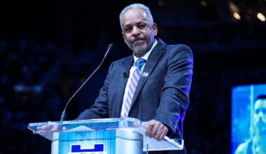 NBA Alum Dell Curry Cries as Hornets Retire His Number