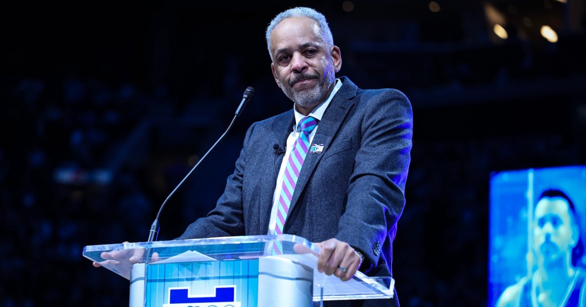NBA Alum Dell Curry Cries as Hornets Retire His Number