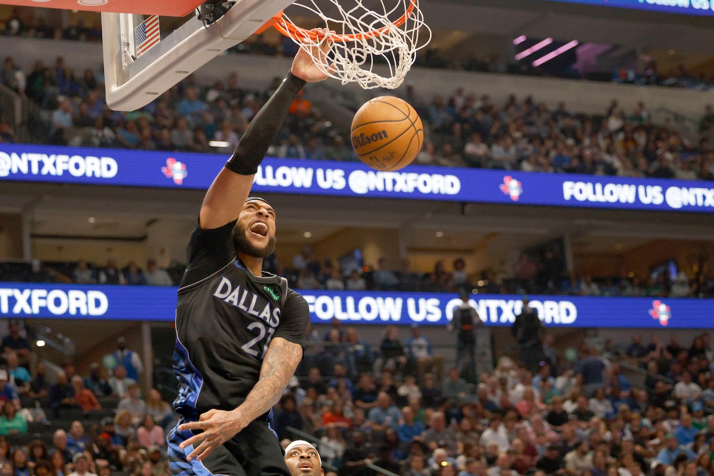 Dallas Mavericks forward Daniel Gafford (21) dunks against the Oklahoma City Thunder during...