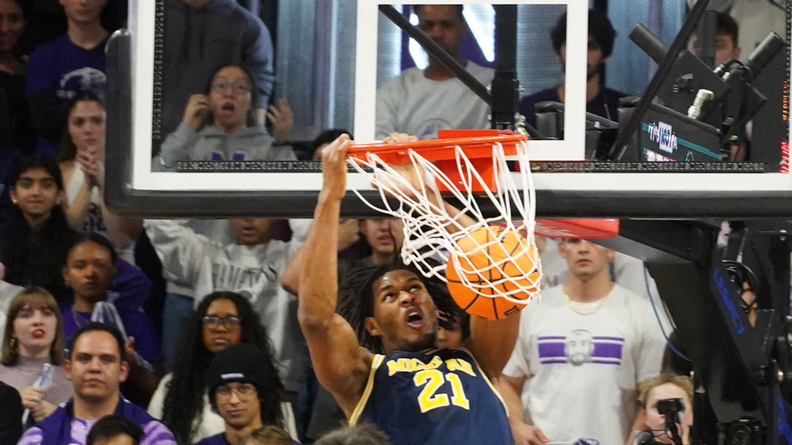 Michigan Wolverines forward Morez Johnson Jr. (21) dunks the ball against the Northwestern Wildcats during the second half at Welsh-Ryan Arena.