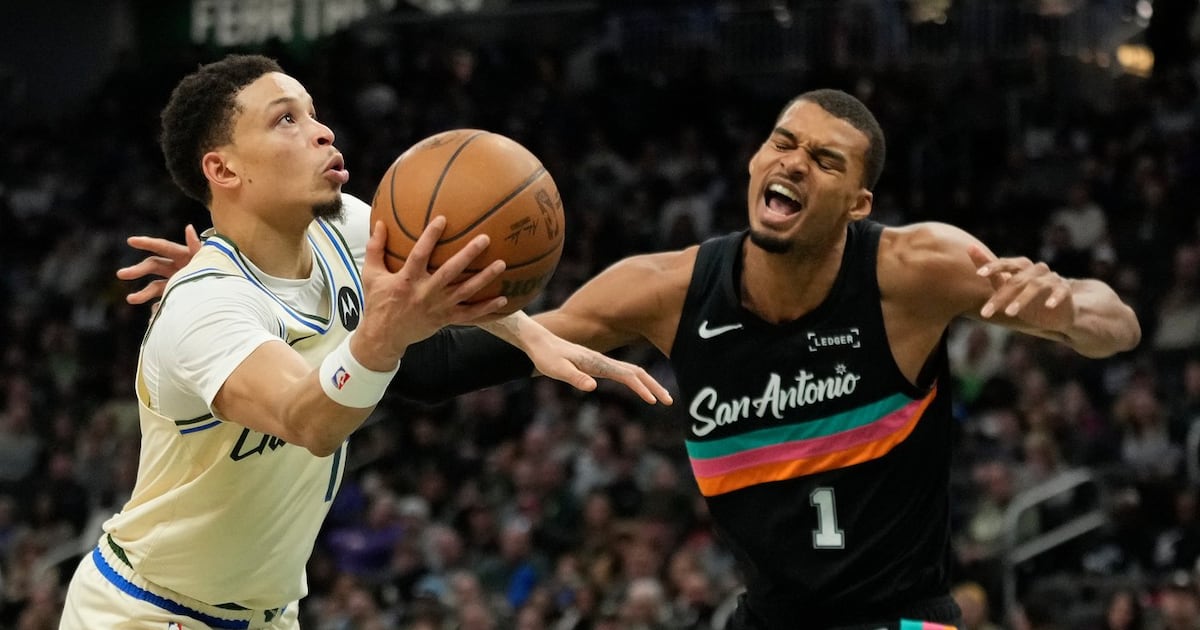 Stephon Castle gets triple-double as San Antonio Spurs trounce Milwaukee Bucks for eighth straight win