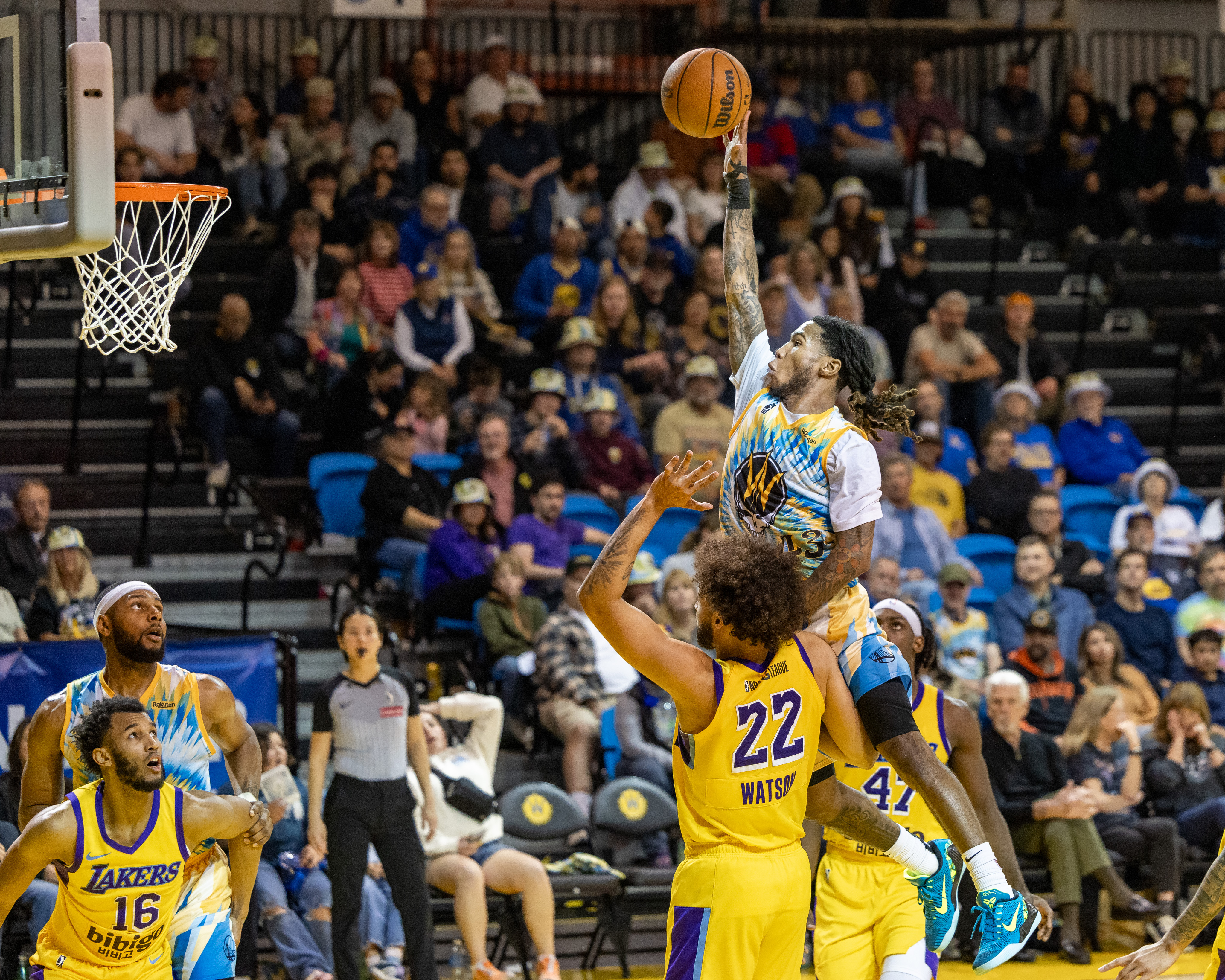 Santa Cruz Warriors guard Deivon Smith shoots over Anton Watson...
