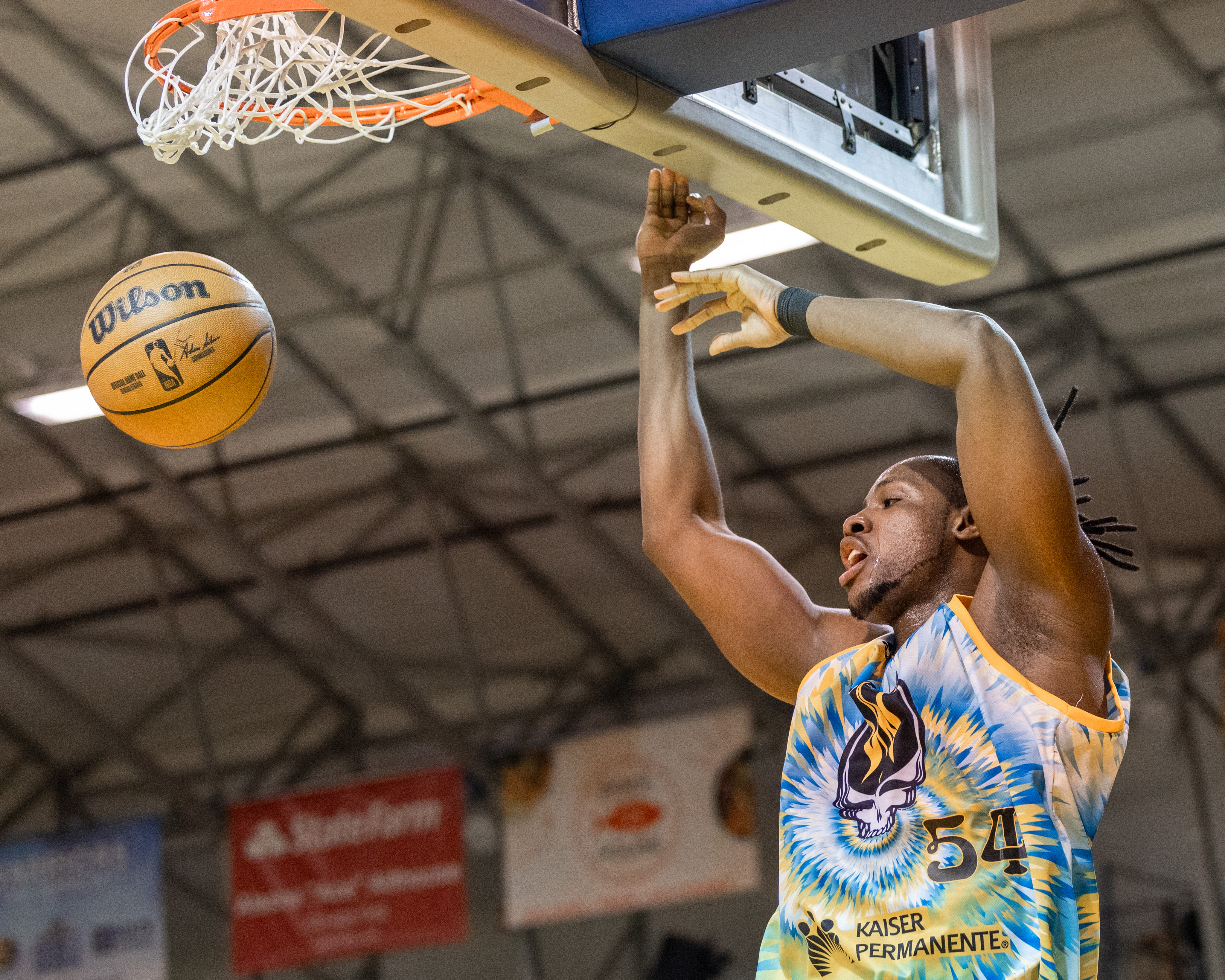 Santa Cruz Warriors center Charles Bassey dunks against the South...