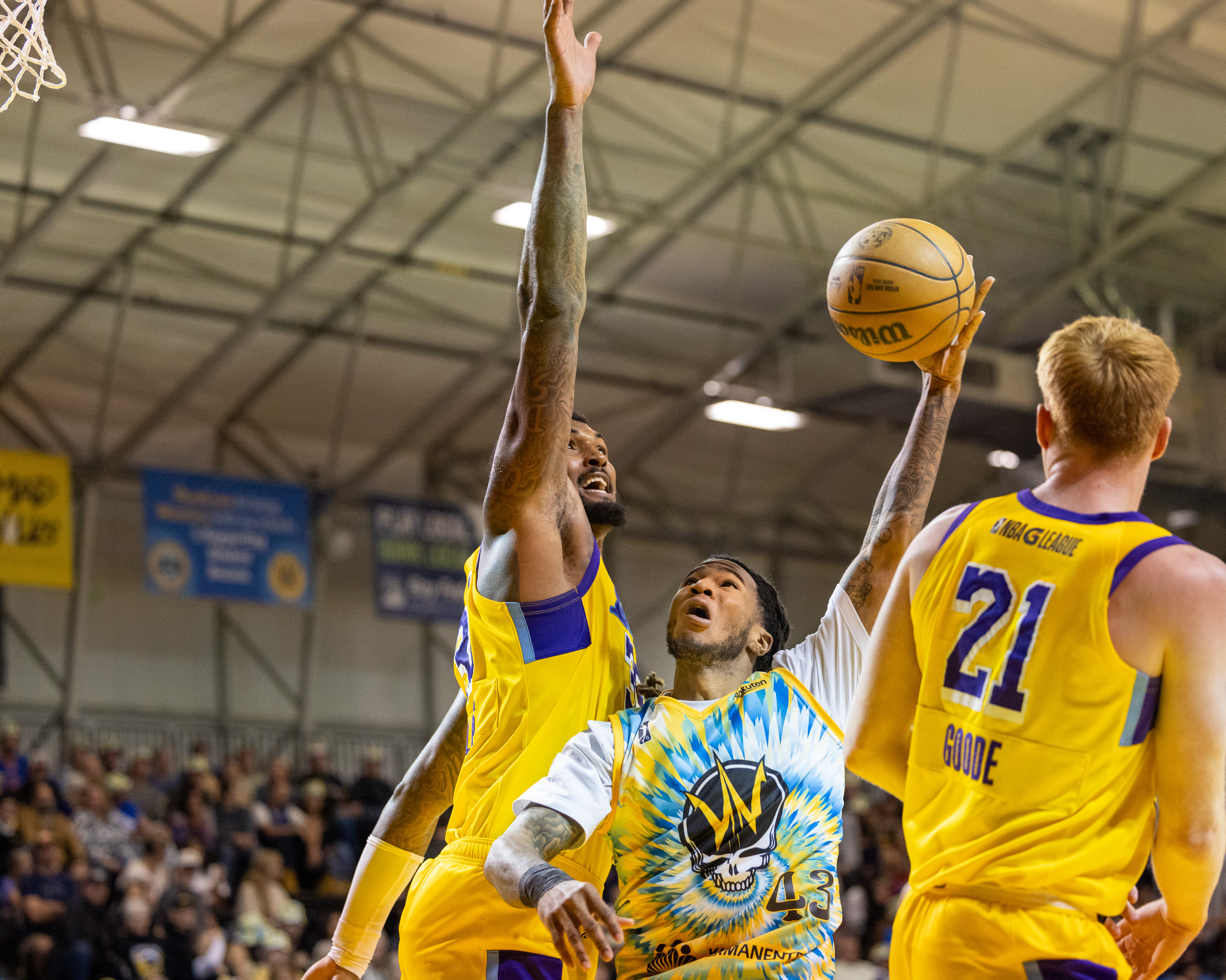 Santa Cruz Warriors guard Deivon Smith shoots while defended by...