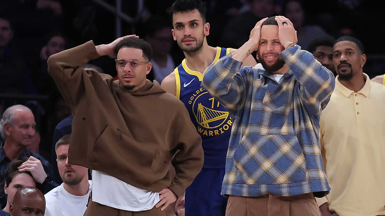 Golden State Warriors guards Seth Curry (31) and Stephen Curry (30) react from the bench during the fourth quarter against the New York Knicks at Madison Square Garden. 