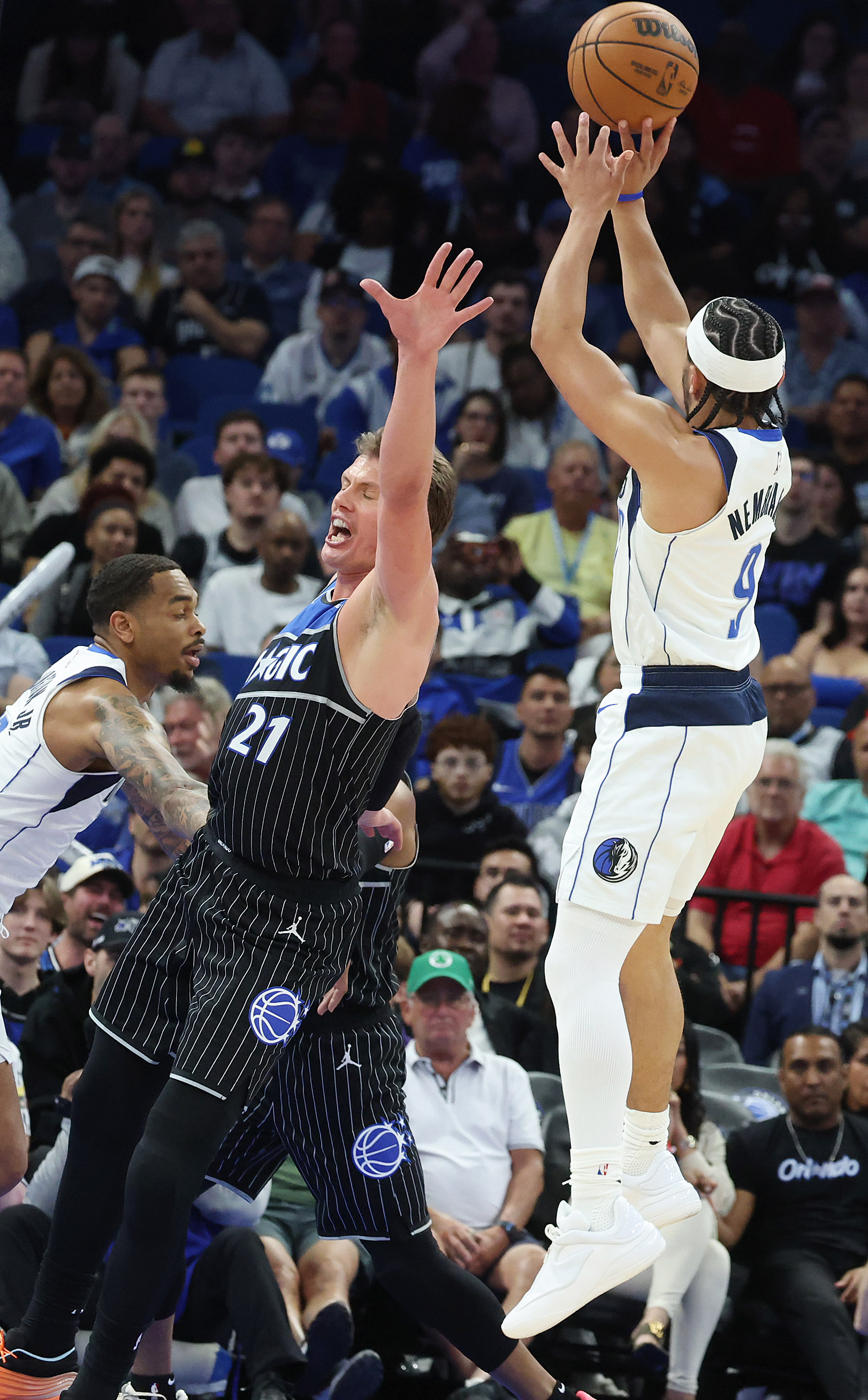Dallas guard Ryan Nembhard (9) shoots over Orlando center Mo...