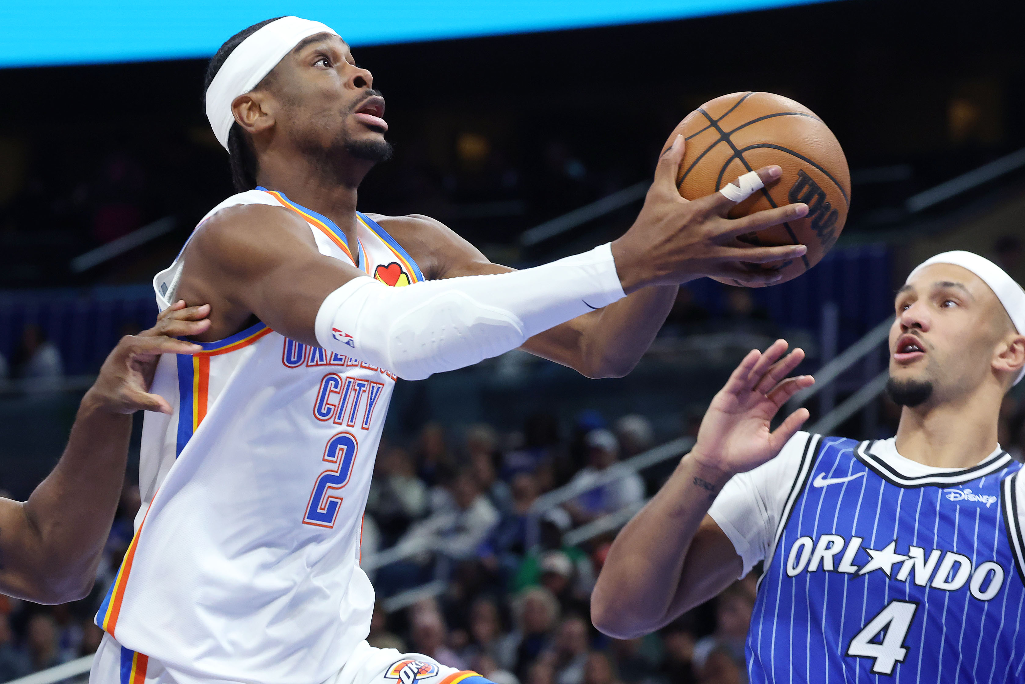 Thunder guard Shai Gilgeous-Alexander (2) shoots over Orlando guard Jalen...