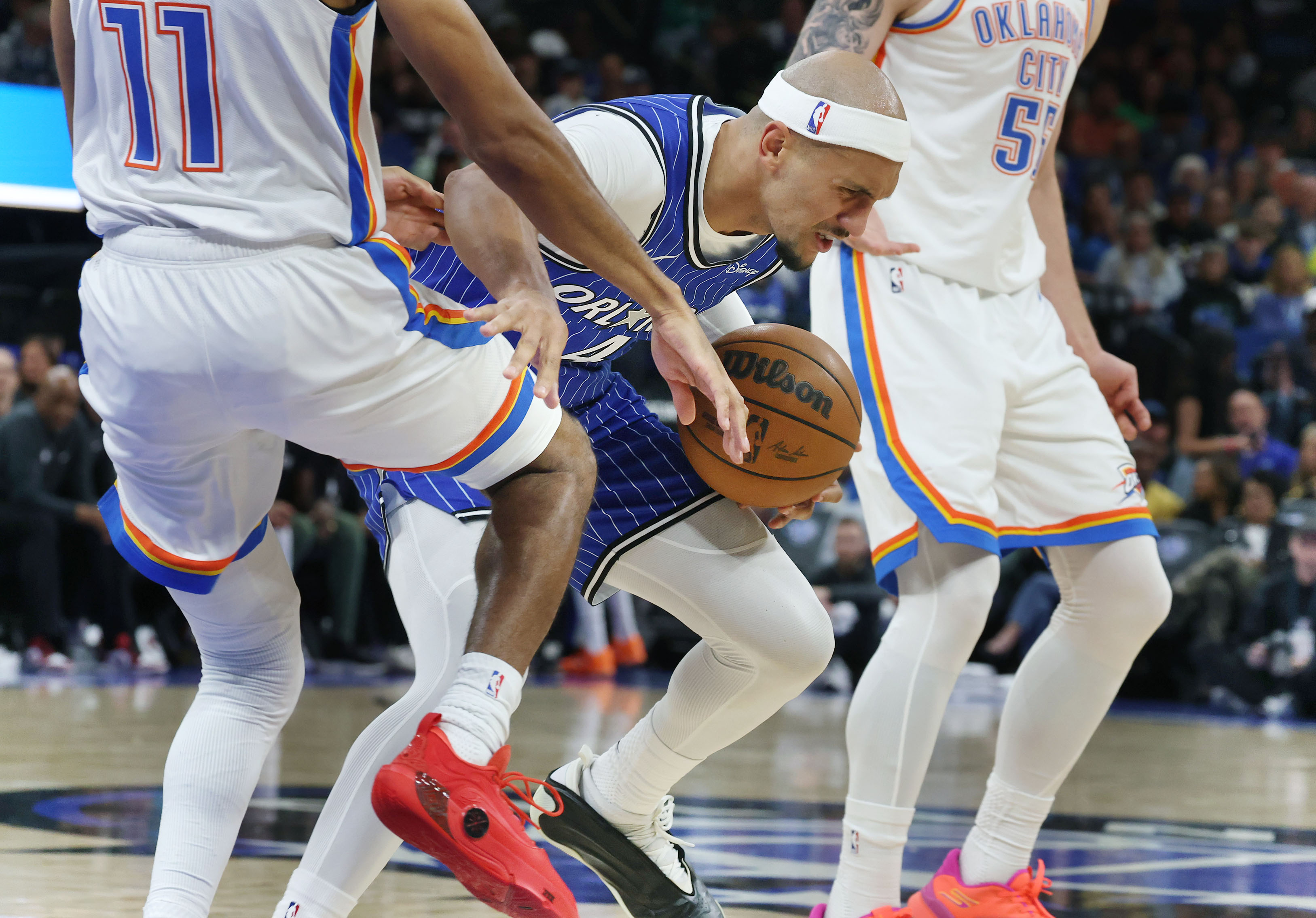 Magic guard Jalen Suggs (4) drives between Thunder guard Isaiah...