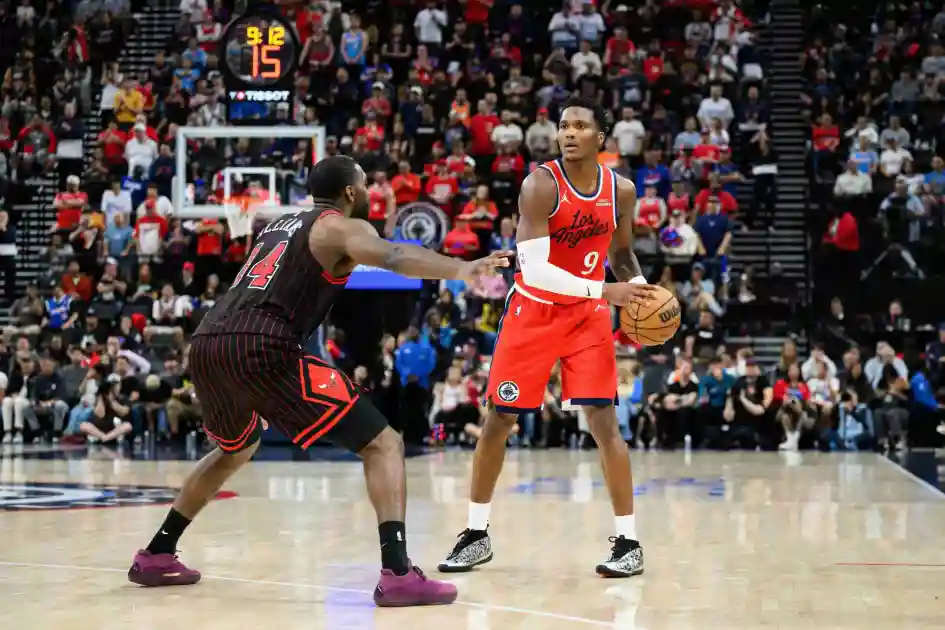 Mar 13, 2026; Inglewood, California, USA; Los Angeles Clippers guard Bennedict Mathurin (9) looks to pass the ball while under pressure from Chicago Bulls forward Patrick Williams (44) during the second half at Intuit Dome. Mandatory Credit: William Liang-Imagn Images