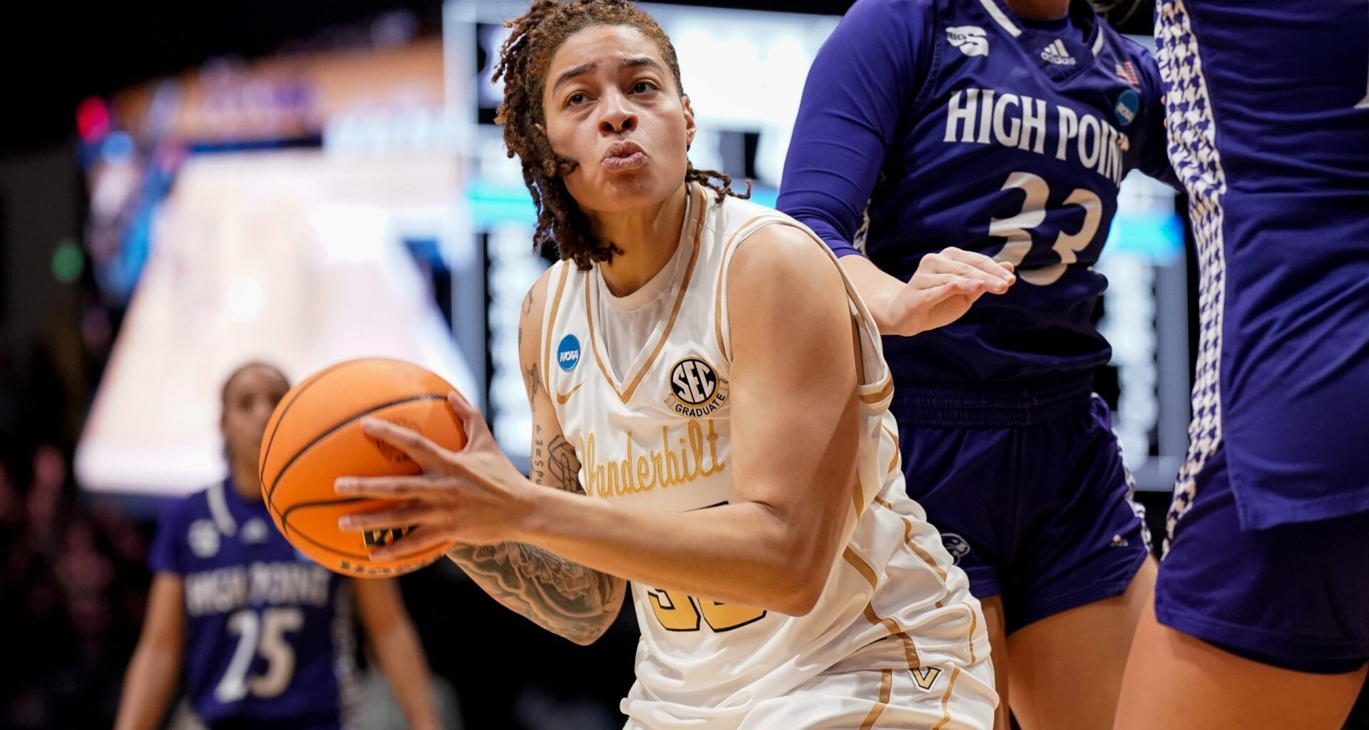 Madness in Music City: Vanderbilt wins big, Illinois muscles past Colorado