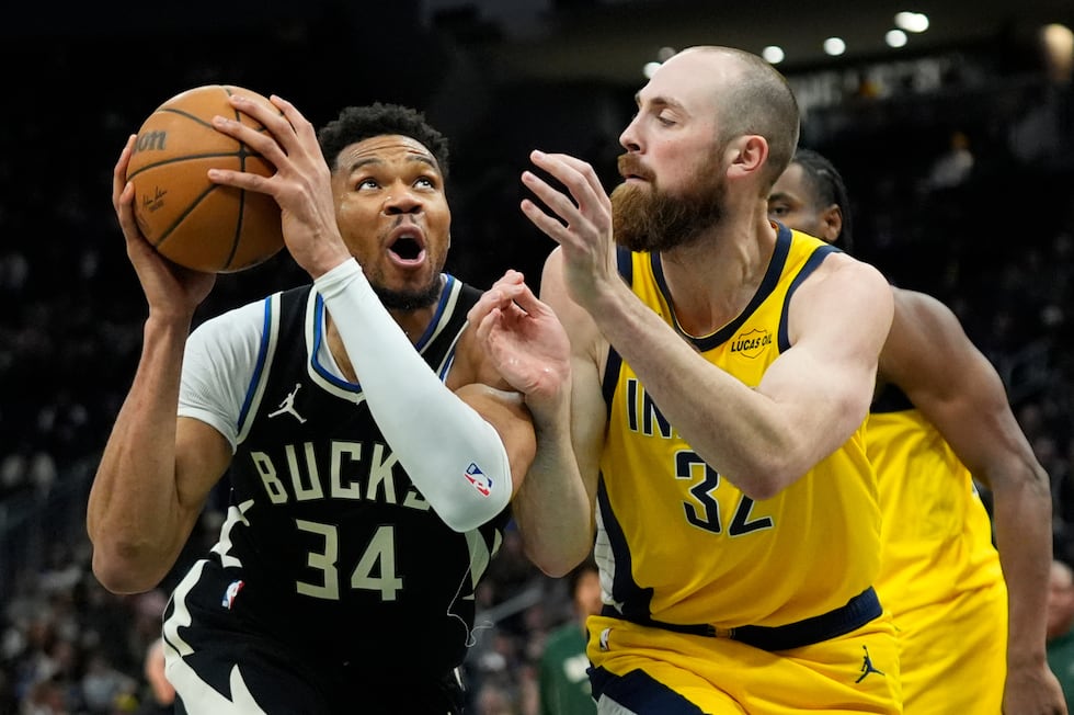 Milwaukee Bucks' Giannis Antetokounmpo (34) drives to the basket against Indiana Pacers' Jay...