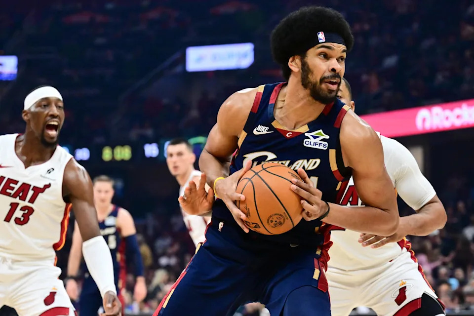 Mar 27, 2026; Cleveland, Ohio, USA; Cleveland Cavaliers center Jarrett Allen (31) drives to the basket against the Miami Heat during the second half at Rocket Arena. Mandatory Credit: Ken Blaze-Imagn Images