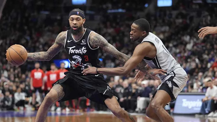 San Antonio Spurs guard De'Aaron Fox defends against Toronto Raptors forward Brandon Ingram