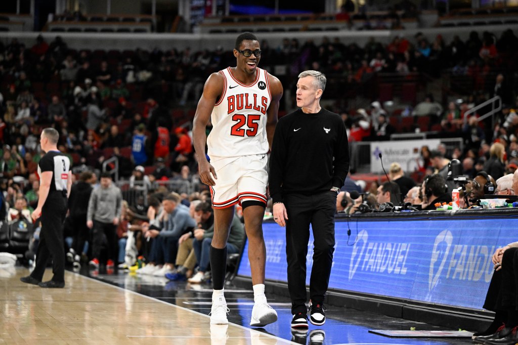 Chicago Bulls head coach Billy Donovan talks with forward Jalen Smith (25) during the second half against the Memphis Grizzlies.