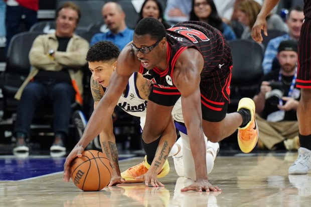 Chicago Bulls forward Jalen Smith and Sacramento Kings guard Nique Clifford go for a loose ball during the second half on Sunday, March 8, 2026, in Sacramento, Calif. (AP Photo/Alan Greth)