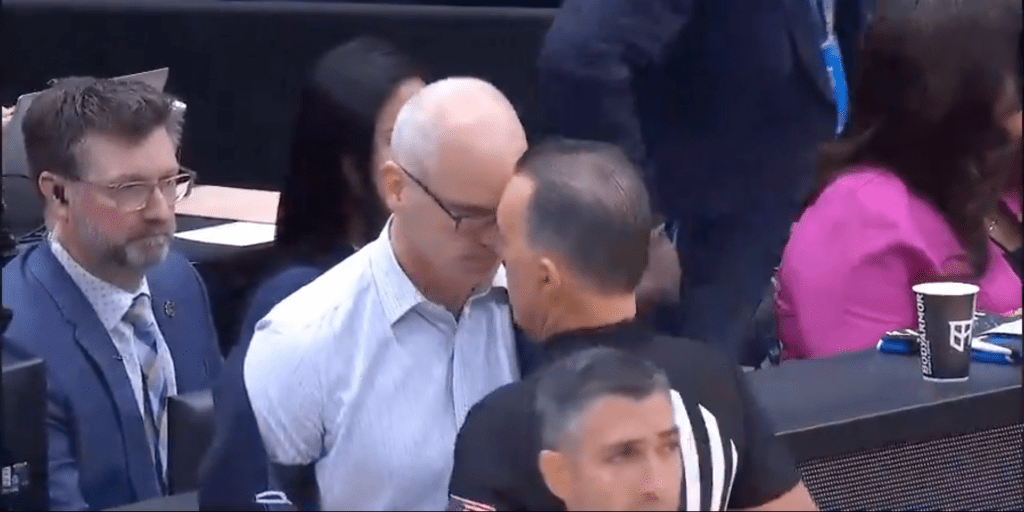 Dan Hurley confronting a referee.