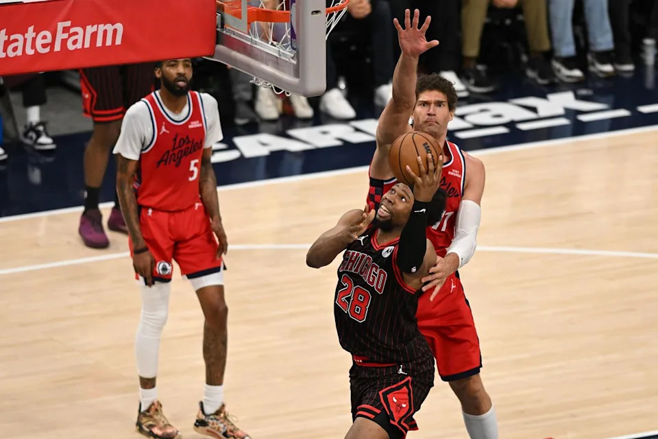 Chicago Bulls forward Guerschon Yabusele (28) attempts a lay up during a game between the Los Angeles Clippers and the Chicago Bulls on Friday, March 13, 2026 at Intuit Dome in Inglewood Calif