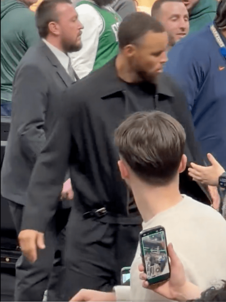 Security gets involved as the fan pulls on Curry’s jacket @KyleCelt33