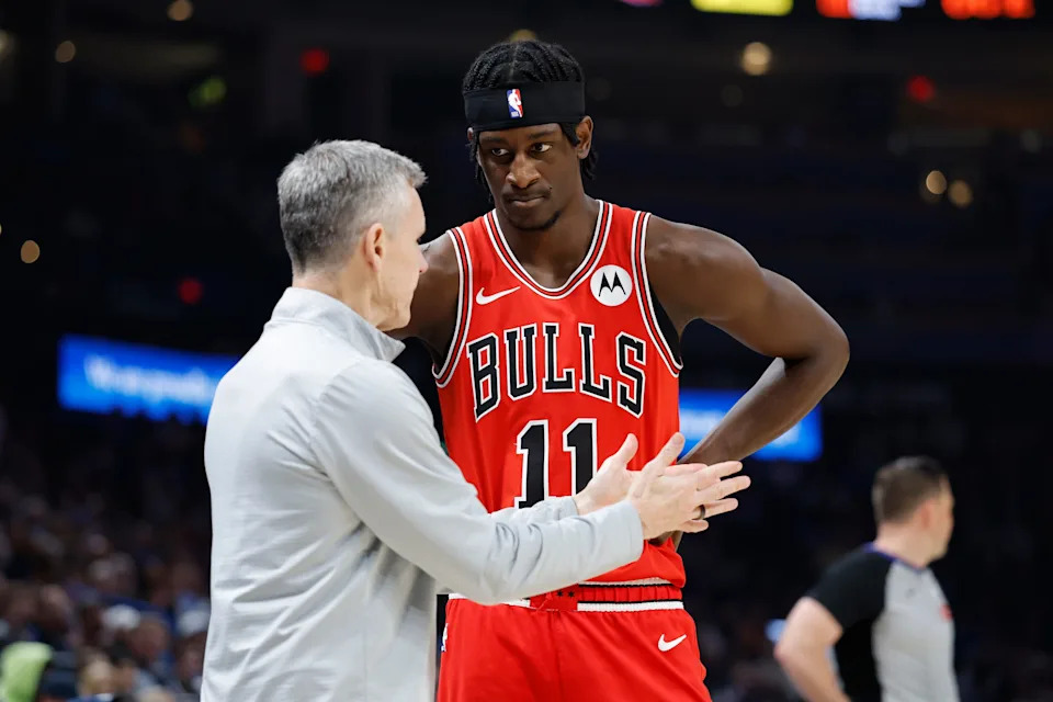 Mar 27, 2026; Oklahoma City, Oklahoma, USA; Chicago Bulls head coach Billy Donovan talks to forward Leonard Miller (11) during the first quarter at Paycom Center. Mandatory Credit: Alonzo Adams-Imagn Images
