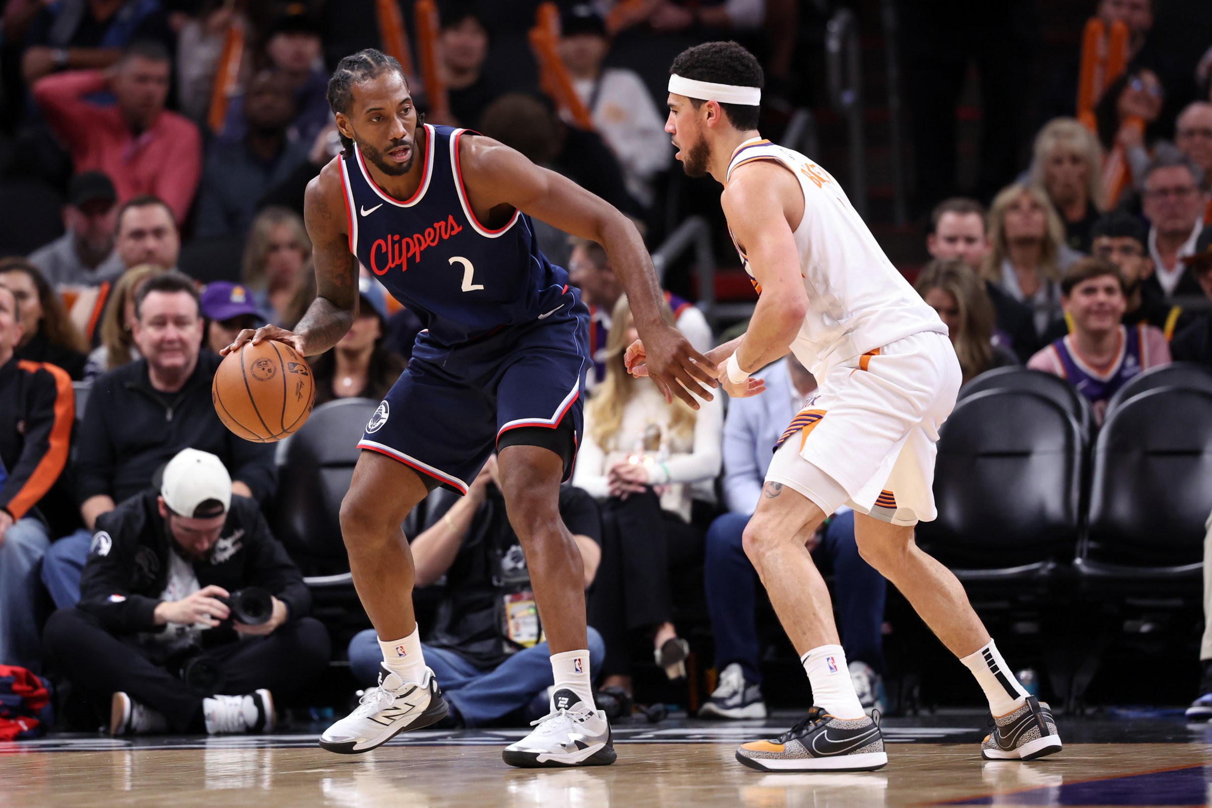 PHOENIX, ARIZONA - JANUARY 27: Kawhi Leonard #2 of the LA Clippers posts up Devin Booker #1 of the Phoenix Suns during the game at Footprint Center on January 27, 2025 in Phoenix, Arizona. The Suns defeated the Clippers 111-109. NOTE TO USER: User expressly acknowledges and agrees that, by downloading and or using this photograph, User is consenting to the terms and conditions of the Getty Images License Agreement. (Photo by Chris Coduto/Getty Images)