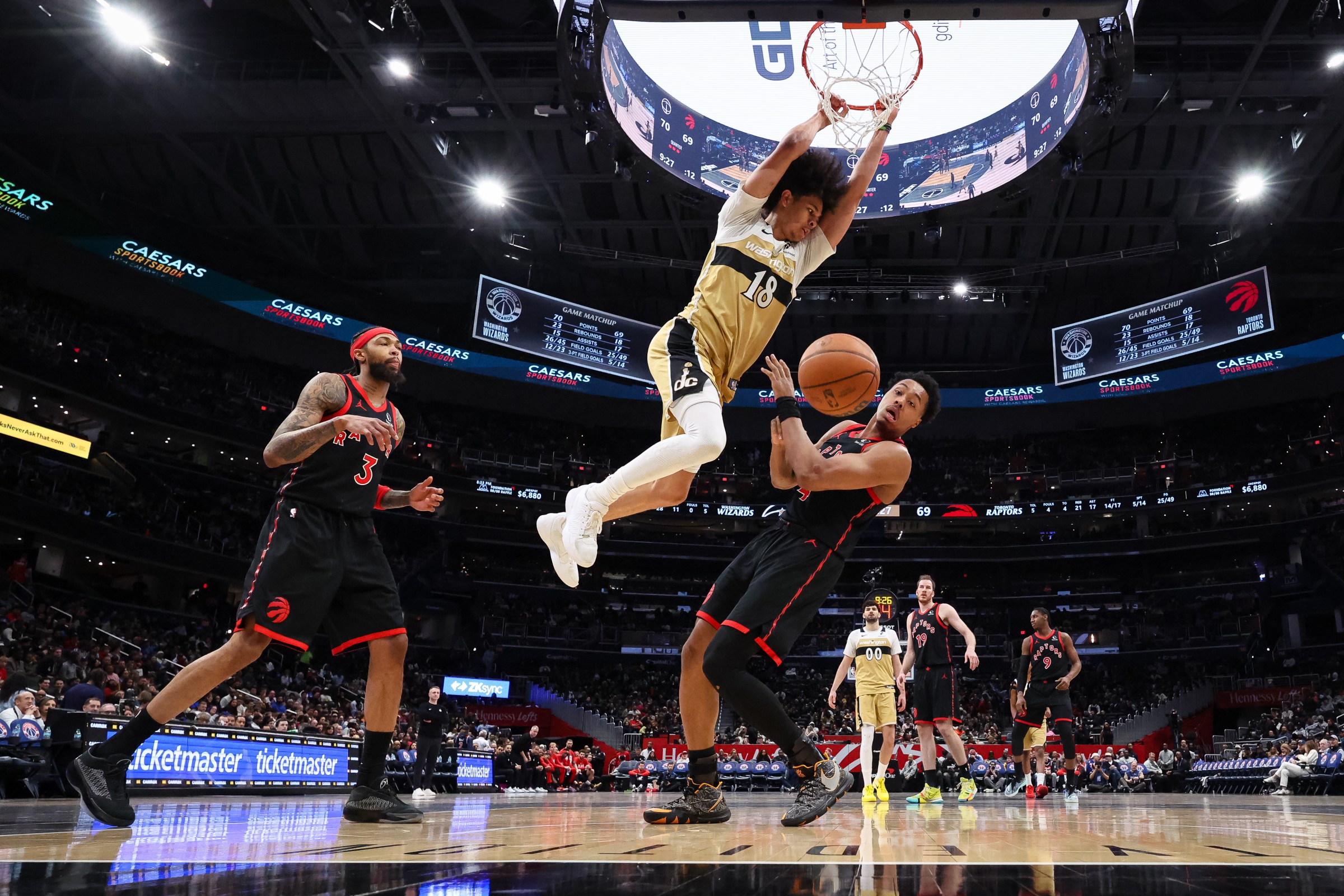 Kyshawn George dunks in the Wizards loss to the Toronto Raptors.