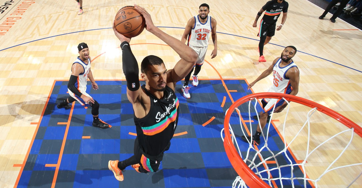 Spurs snap 11-game winning streak in New York