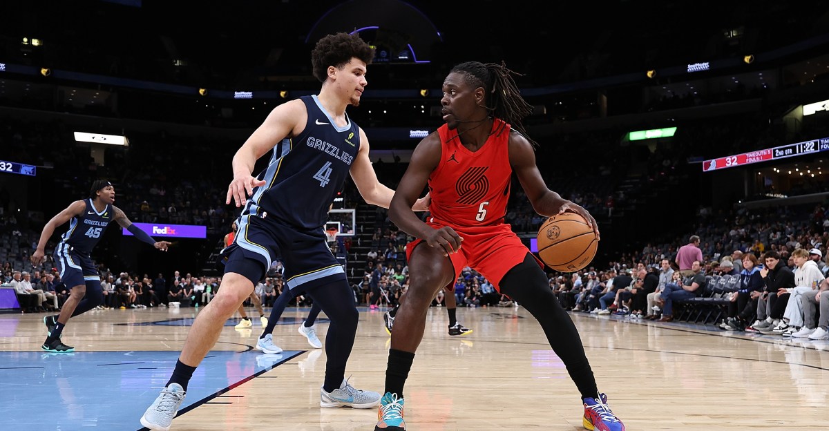 Holiday Leads Blazers to Win in Memphis