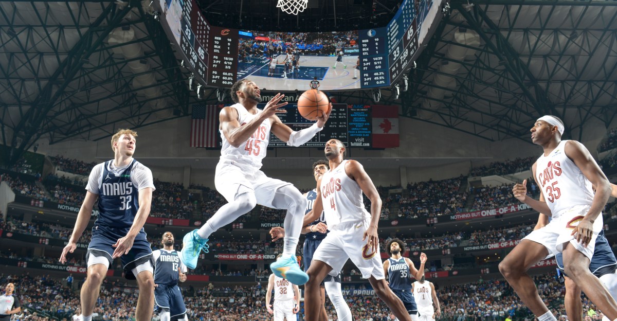 Cavs bounce back, demolish the Mavericks 138-105