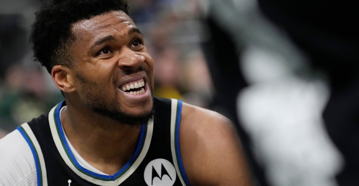 Bucks’ Giannis to miss time with injured hyperextended knee, bone bruise