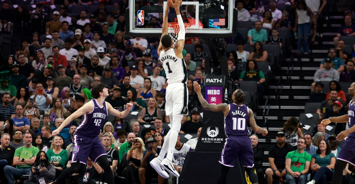 Spurs blow out Kings to cap off mini road trip