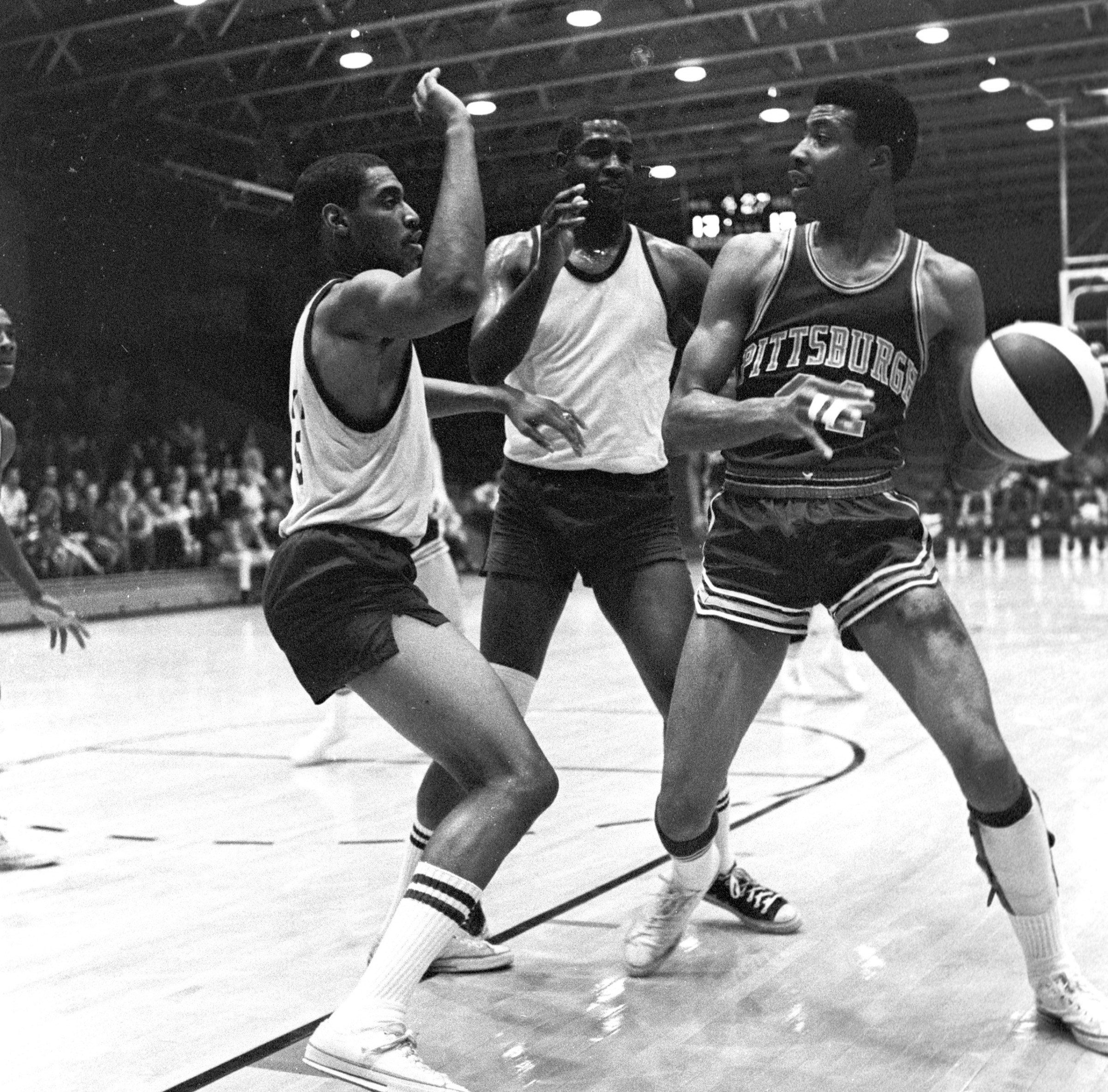 ABA Basketball: Pittsburgh Pipers Connie Hawkins (42) in action vs Indiana Pacers at Indiana State Fairgrounds Coliseum. Indianapolis, IN 10/7/1967 CREDIT: John F. Jaqua (Photo by John F. Jaqua /Sports Illustrated via Getty Images) (Set Number: X12732 )