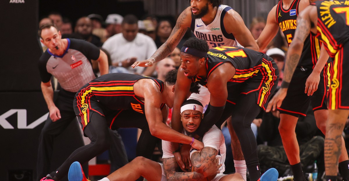 Hawks take care of business in home win over Mavs, run NBA-best win streak to seven