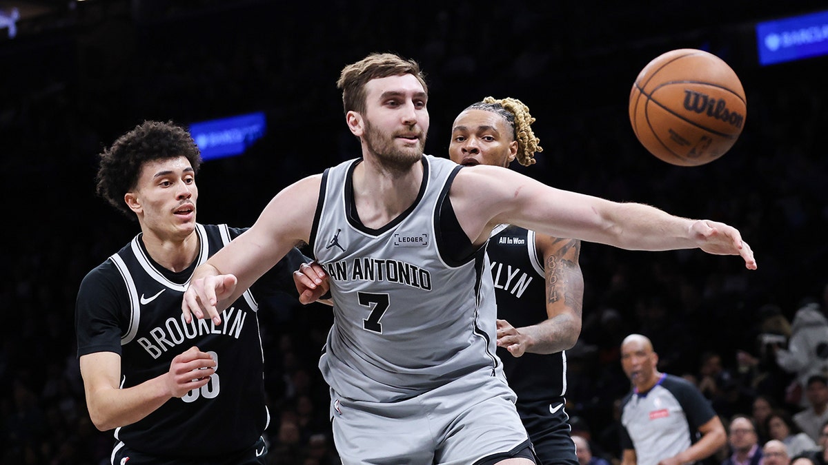 Luke Kornet tries to get rebound