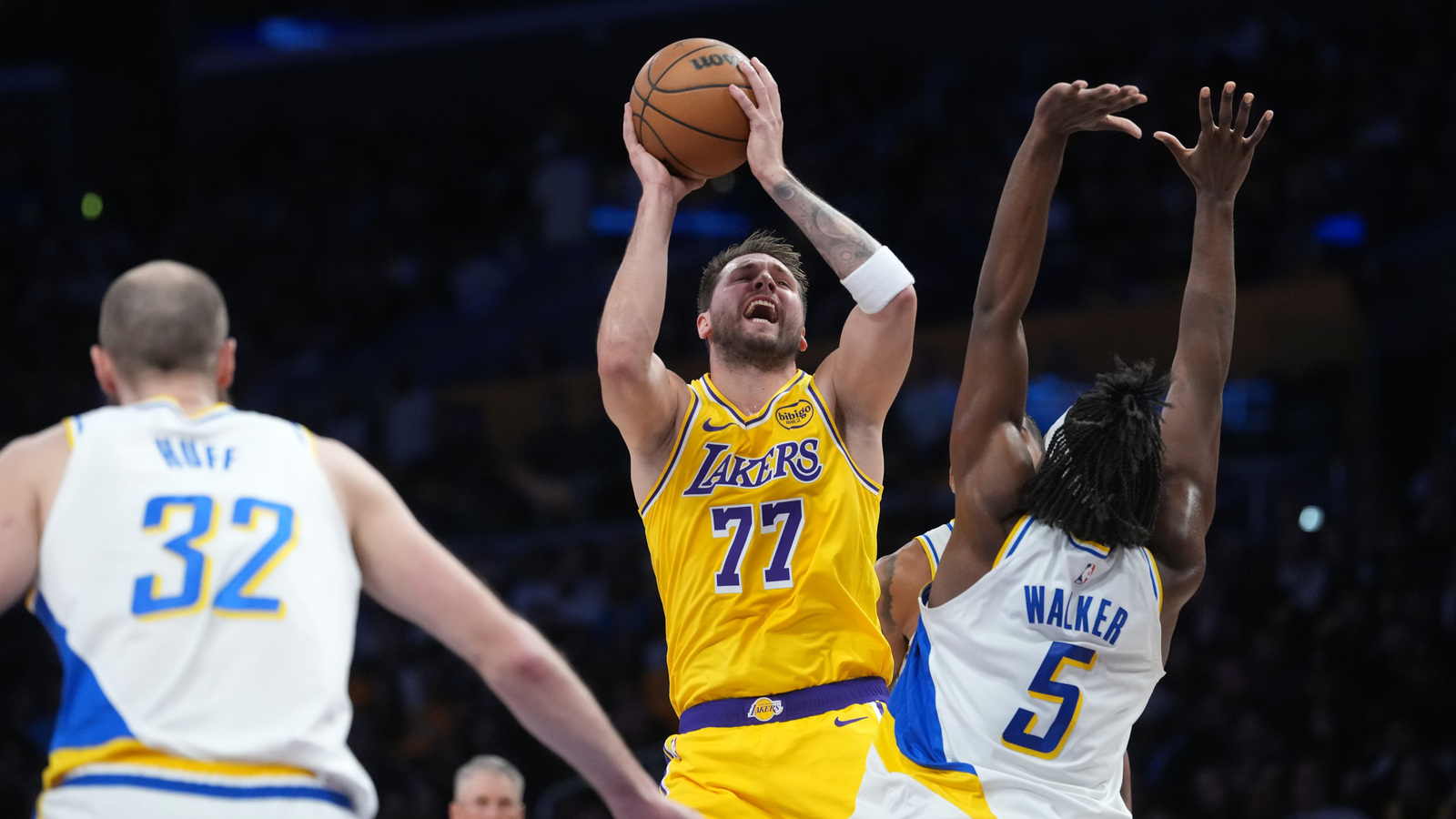 Lakers bounce back with huge win over Pacers