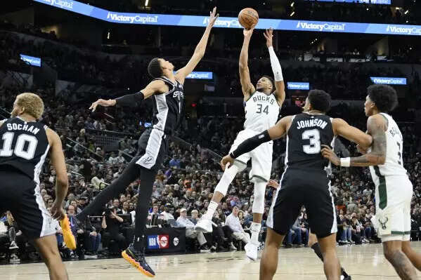 Milwaukee Bucks vs San Antonio Spurs. Image via: Darren Abate/AP Milwaukee Bucks vs San Antonio Spurs